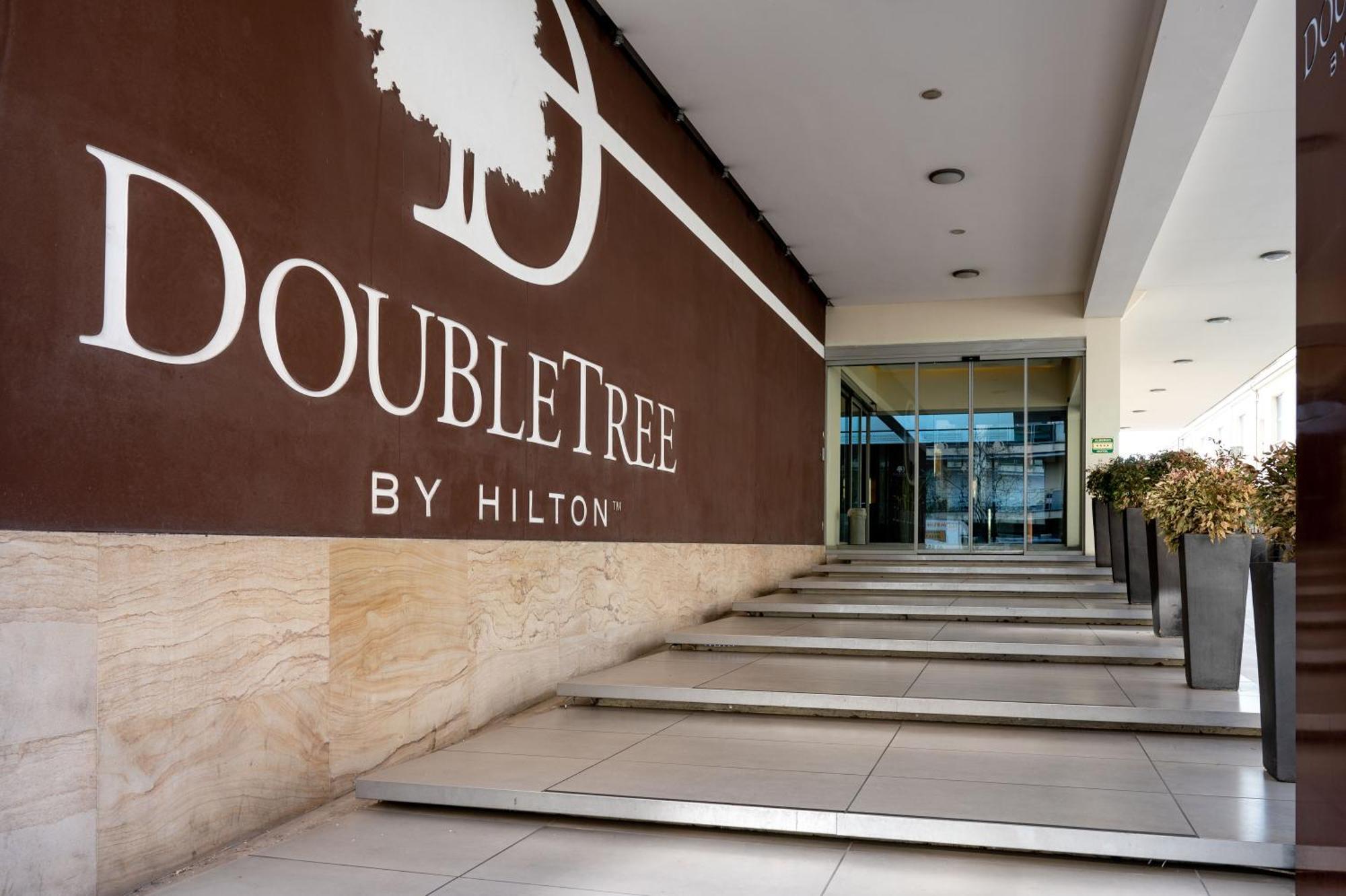 Отель Doubletree By Hilton Милан Экстерьер фото